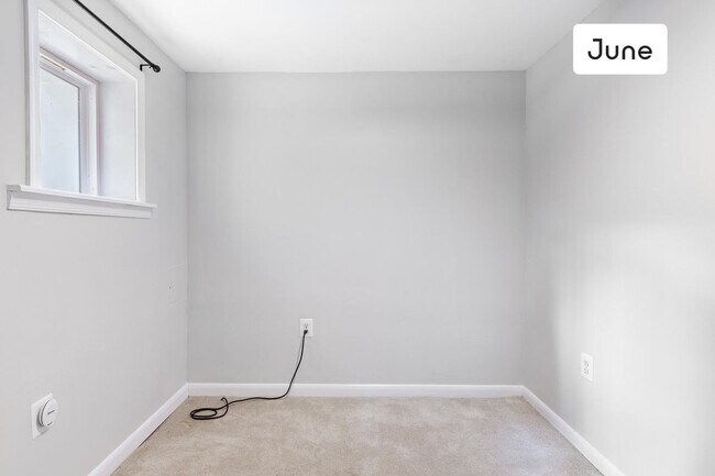 Foto del edificio - ROOM ONLY in 2-bed/1.0-bath Home