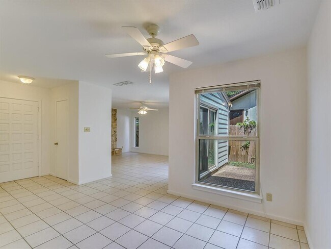 Foto del edificio - 8121 Ceberry Dr