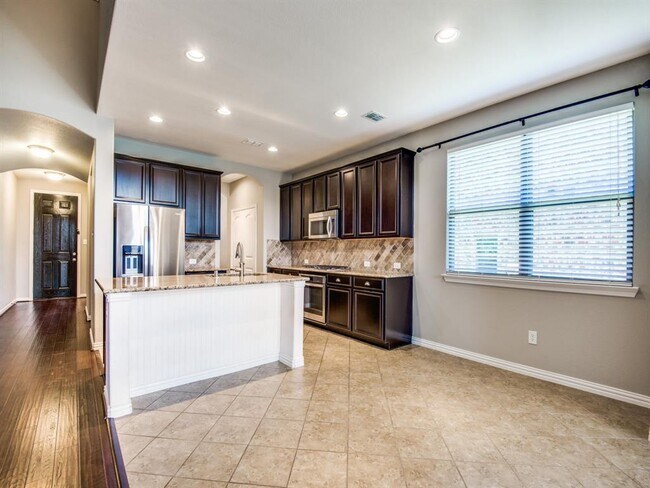 Building Photo - 3905 Lands End Dr