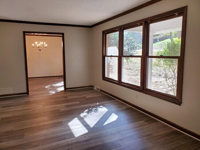 Building Photo - FARRAGUT HILLS BASEMENT RANCH BEAUTY 3 BDR...