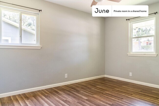 Foto del edificio - Private bedroom in 3 bed/2 bath Home