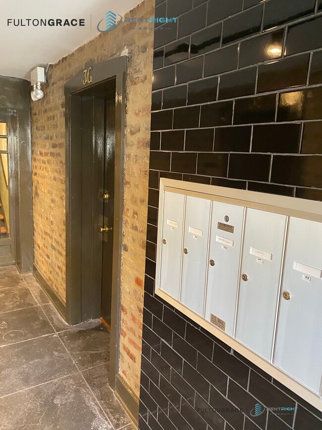 Building Photo - 845 W Agatite Ave