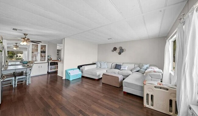 Foto del edificio - Charming 3-Bed/2-Bath Mobile Home with Fen...