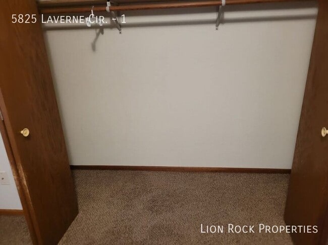 Foto del edificio - 5825 Laverne Cir N