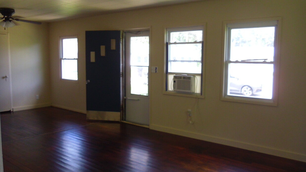 Main living area - 127 Melrose Ct