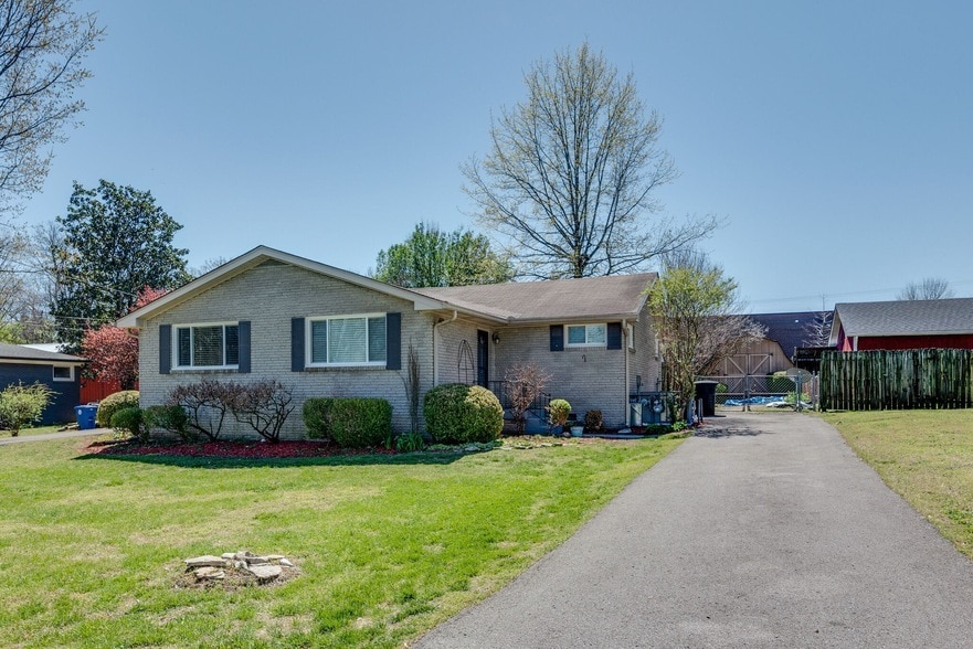 Primary Photo - 405 Figuers Dr