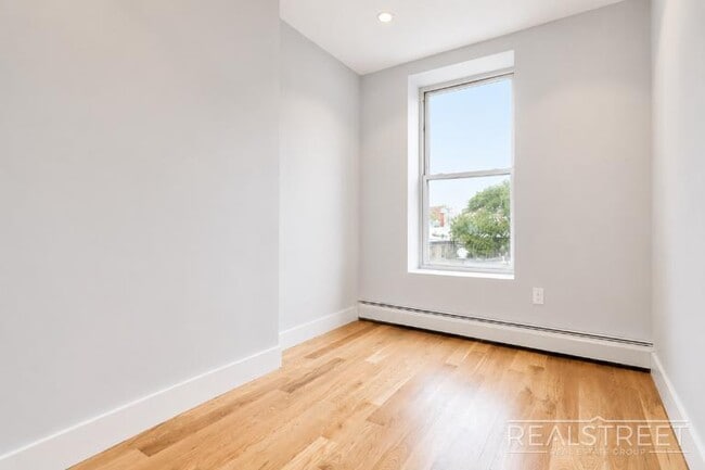 Building Photo - 1Bed + office Bed in BedStuy