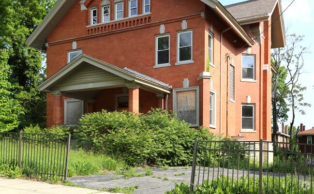 Building Photo - 610 Maple Ave