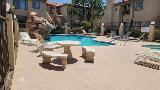 Building Photo - Henderson 2 Bed/2 Bath Condo with Communit...