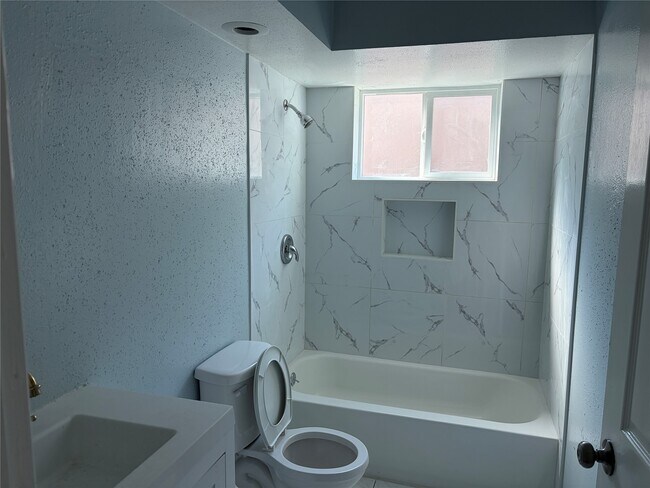 Foto del edificio - 12718 Hunting Brook Dr