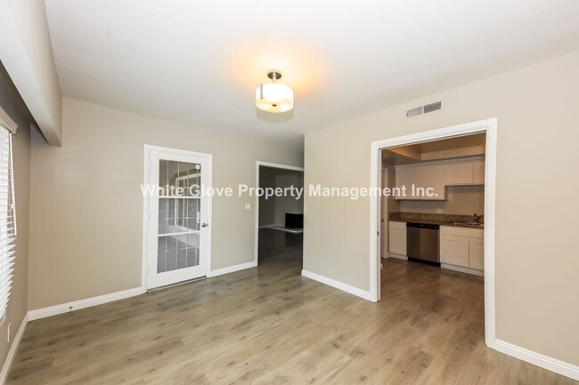 Building Photo - 2 Bedroom Fullerton Townhome