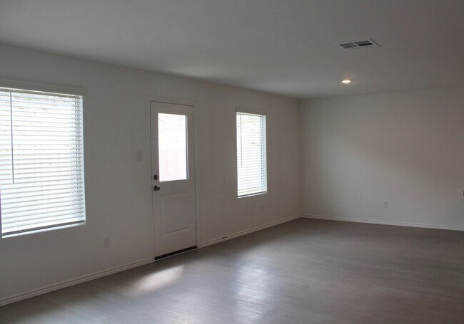 Building Photo - 5 bedroom, 3 bath, and over 2000 sqft!!!!