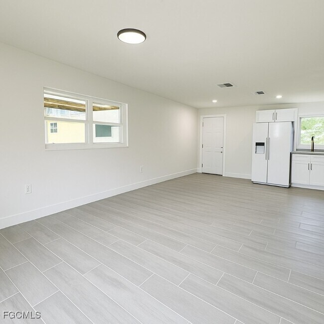 Foto del edificio - 581 Wood Ave