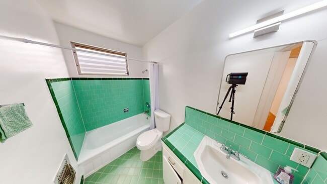 Interior Photo - 1042-1044 N Stanley Ave