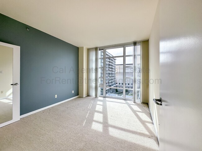 Foto del edificio - 1 Lakeside Dr