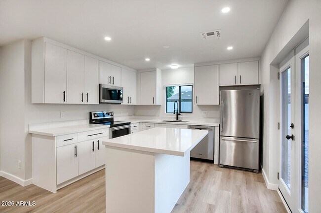 Foto del edificio - 8015 W Roma Ave