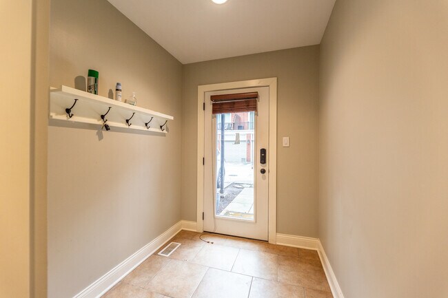 Building Photo - 2803 N Wolcott Ave
