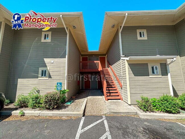 Building Photo - 850 W Belmont Cir