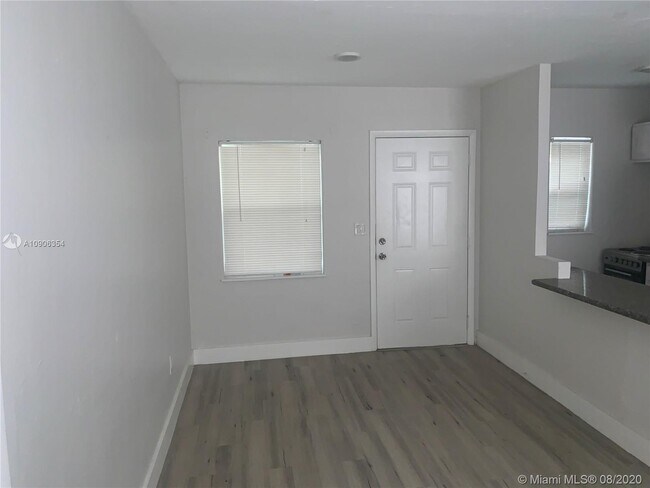 Foto del edificio - 690 NE 61st St