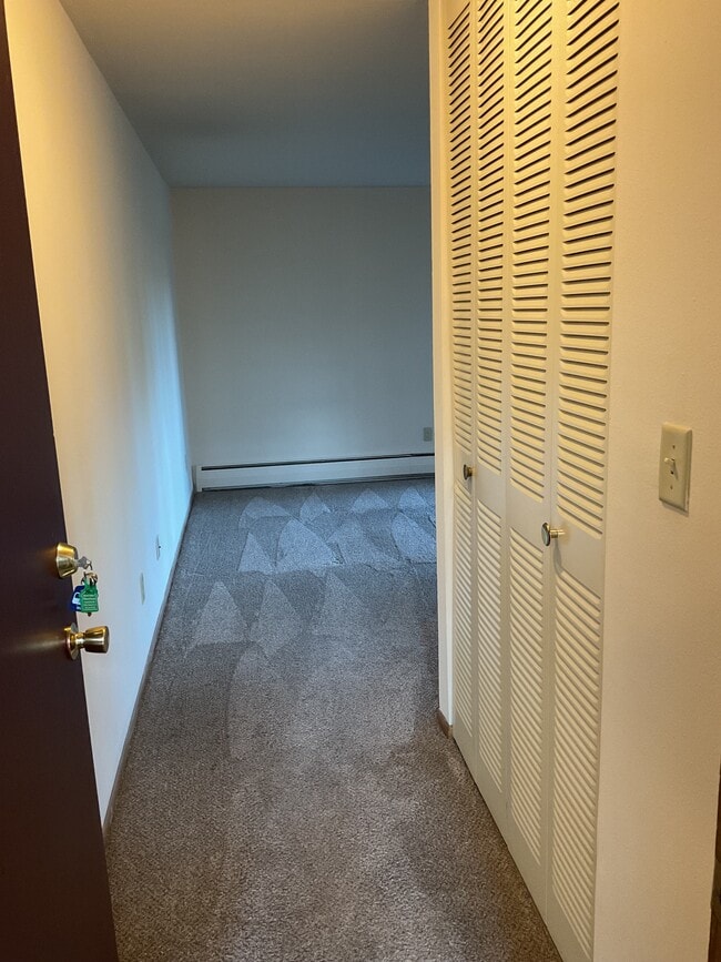 Entrada principal y armario para abrigos - Apartment Homes of Wildwood Preserve in beautiful Oak Creek, WI