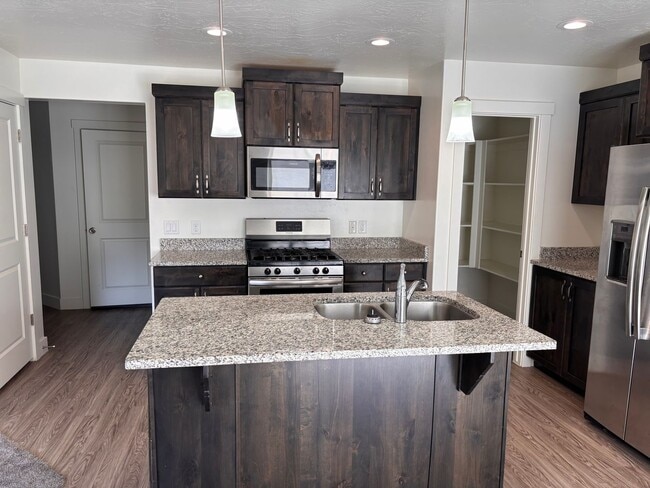 Foto del edificio - 4 bed | 2 1/2 bath | 2 car garage in Deser...