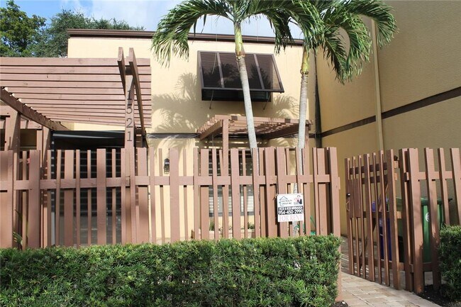 Building Photo - 1521 E Golfview Dr