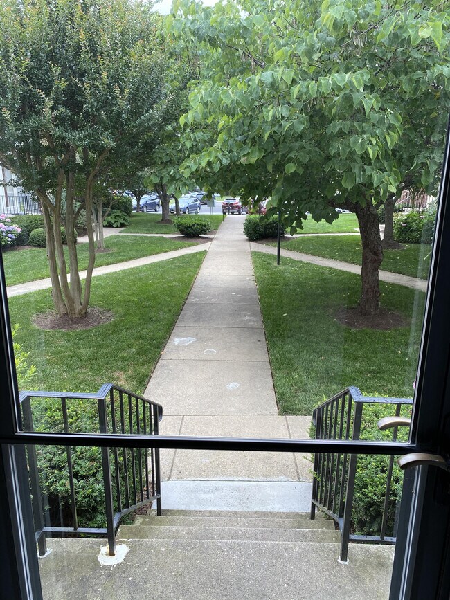 Foto del edificio - 4870 Chevy Chase Dr