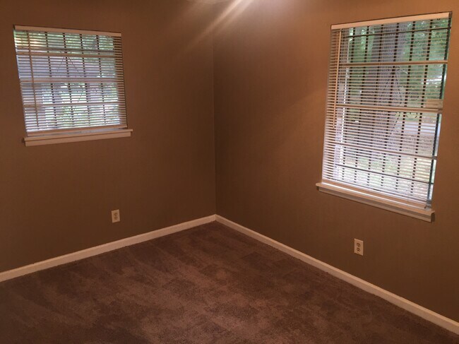 Foto del edificio - 7701 Bradley Dr