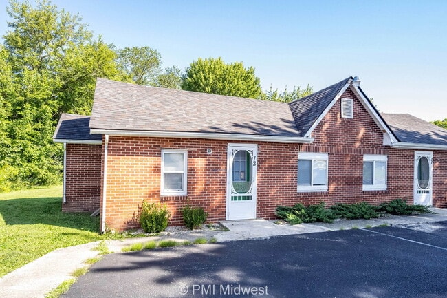 Building Photo - "Cozy 1-Bedroom Haven in Greenfield – Perf...