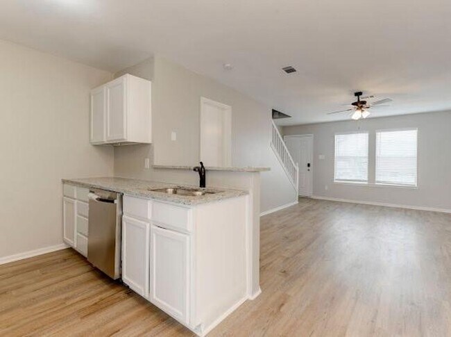 Building Photo - 2BED/ 1.5BATH