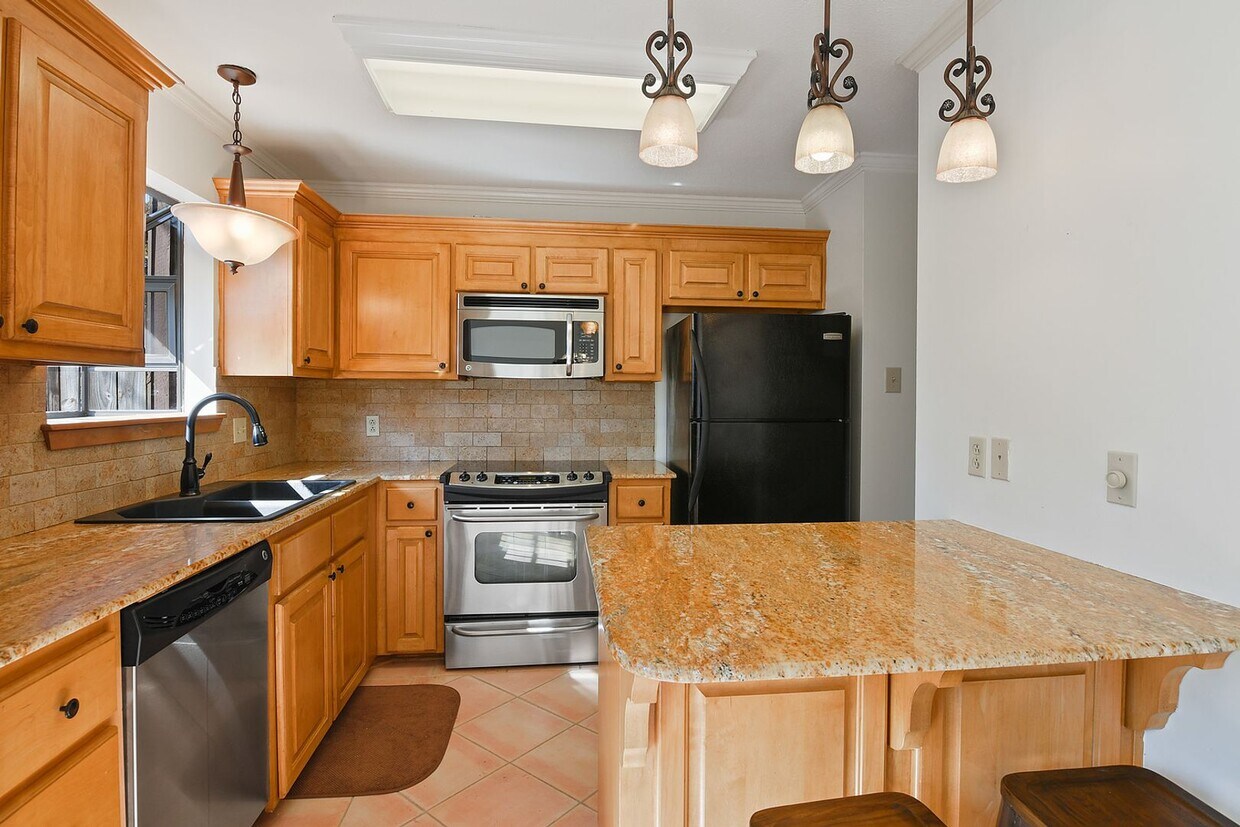 Primary Photo - 956 Ridgepoint Court #15C
