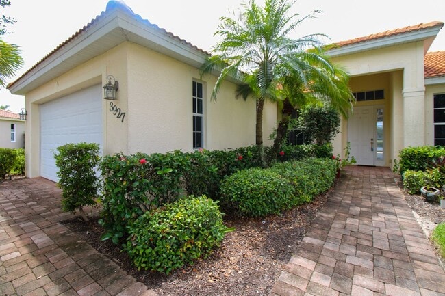 Foto del edificio - *3927 Aurora Court - A beautifully UNFURNI...