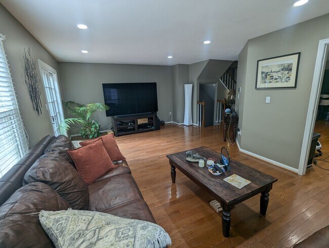 Foto del edificio - Beautiful 3 level END UNIT townhouse that ...