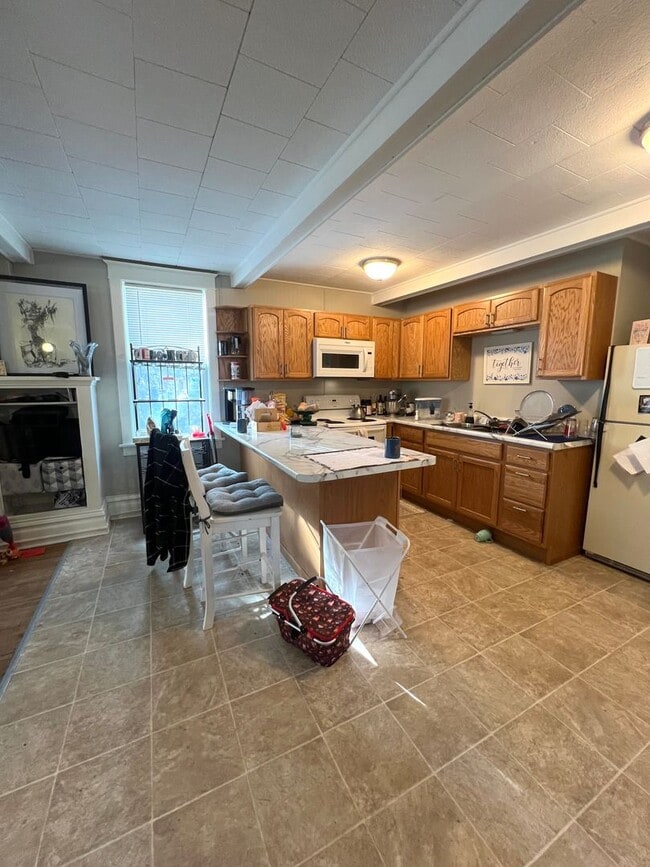 Building Photo - AVAILABLE APRIL 1st - 2 Bed 1 Bath Upper Apt!