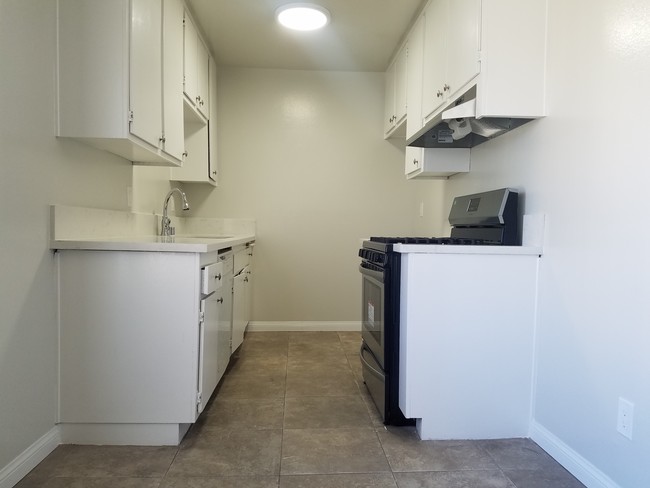 Kitchen - 13907 Vanowen St