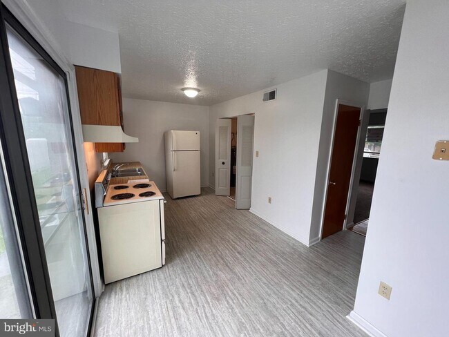 Foto del edificio - 2344 Roosevelt Blvd