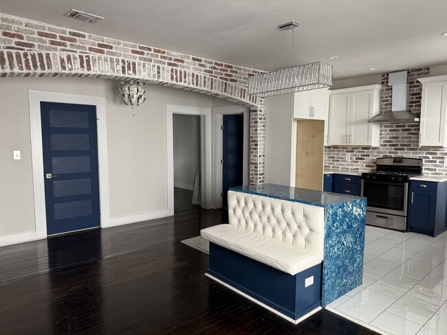 Building Photo - 814 Iowa St