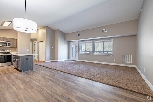 2 habitaciones, 2 baños - 1125 pies cuadrados - Sala de estar - The Crest at Williams Creek