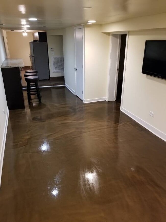 Vista al entrar a la unidad - 1646 N Western Ave