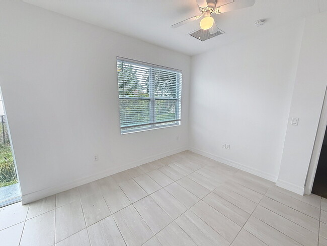 Building Photo - Welcome home to this gorgeous 4-bedroom, 2-bath home!