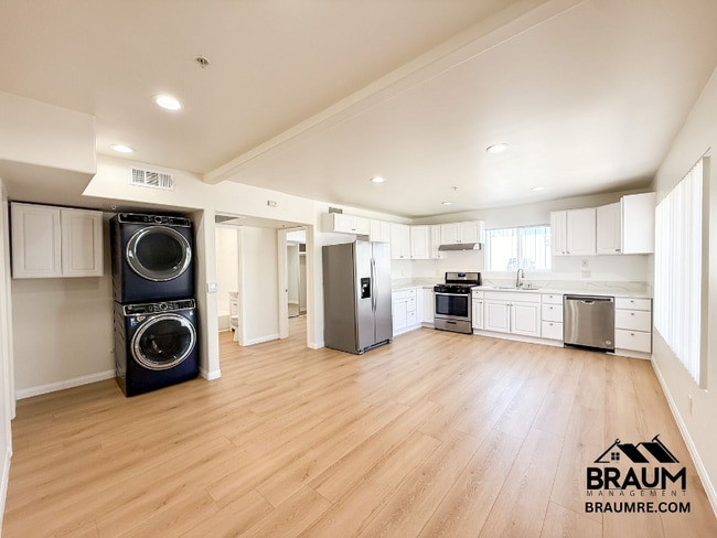 Building Photo - 1421 Centinela Ave