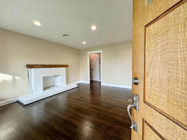 Building Photo - Centrally Located Three Bedroom Napa Home