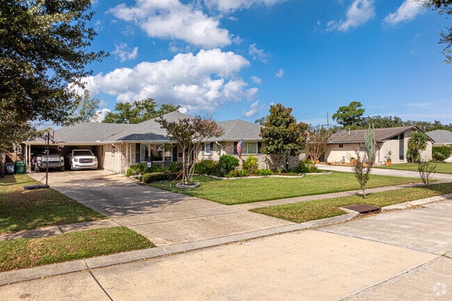 Ranch style homes are very common throughout Country Club Estates.