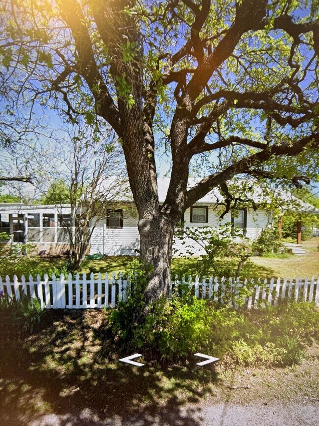 Building Photo - Charming 2 bed 2 bath 1 car garage AND 2 CAR CARPORT!!  Modern Farmhouse with Glassed in Sunroom!
