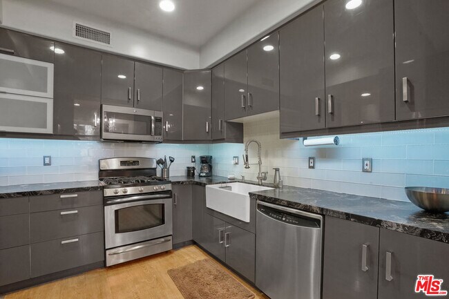 Foto del edificio - 16123 Sunset Blvd
