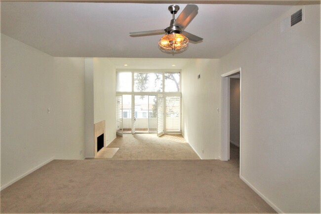 Step Down Den - Empty - 854 18th St
