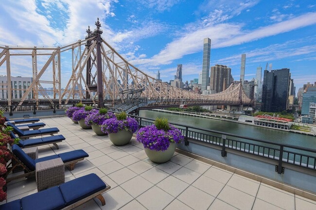 Interior Photo - Riverwalk Crossing