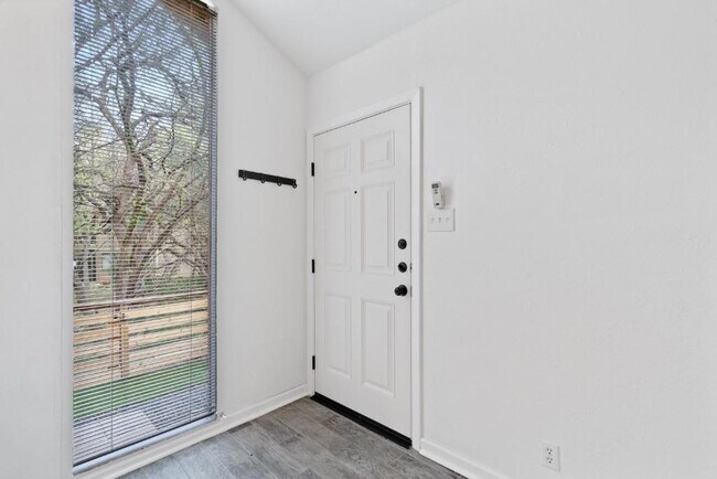 Building Photo - 1122 Hollow Creek Dr