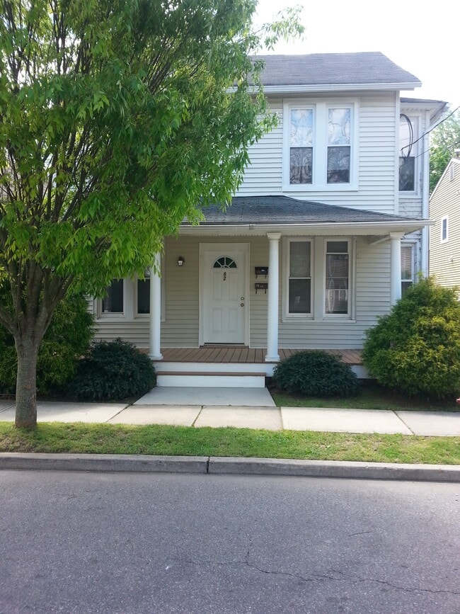 Building Photo - 82 Linden Pl