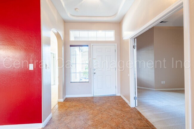 Foto del edificio - 3 Bedroom/2 Bath Home with an office and paid solar - $2695 per month!